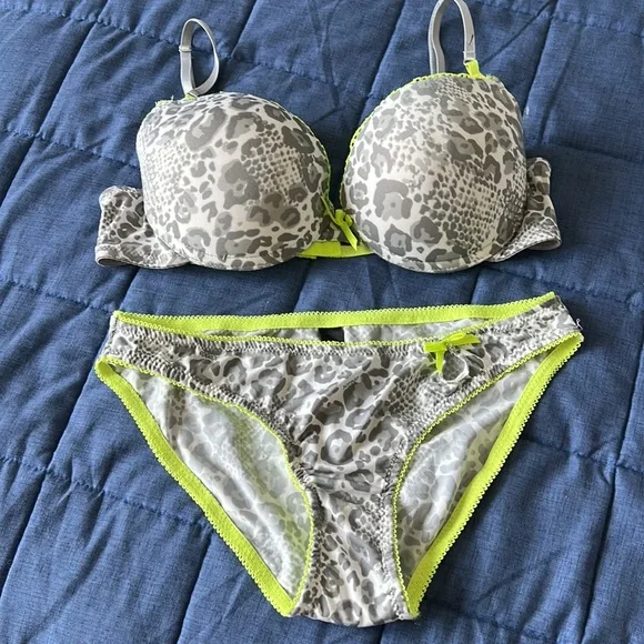 XOXO Bra and Panty Set - Picture 2 of 10